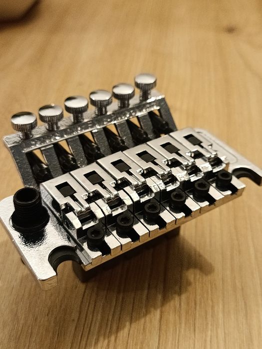 Mostek dwustronny typu Floyd rose ruchomy