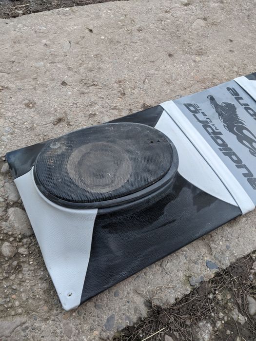 Полка з динаміками для авто.