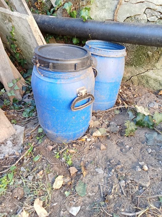 bidons azuis de plástico