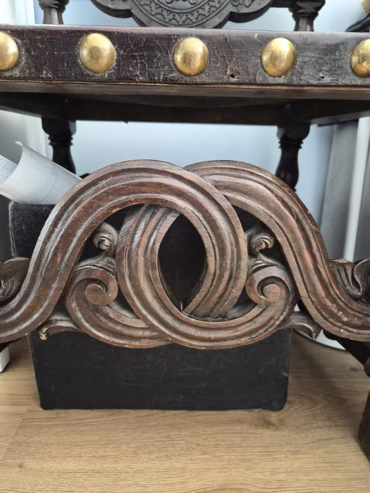 Cadeirão antigo em pau preto