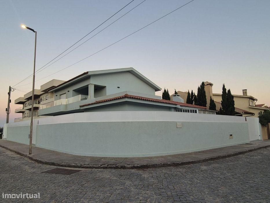 Moradia T4 com piscina e garagem em Vila do Conde