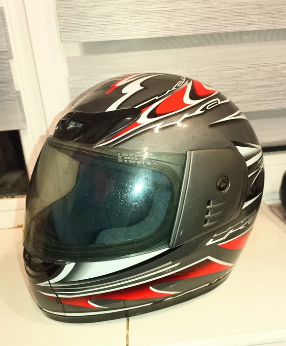 Мотошолом Мотошлём  SAKOU. Размер L. Небольшая трещина. Недорого.