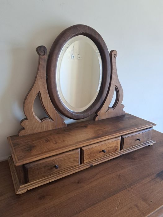 Toucador em castanho velho maciço.