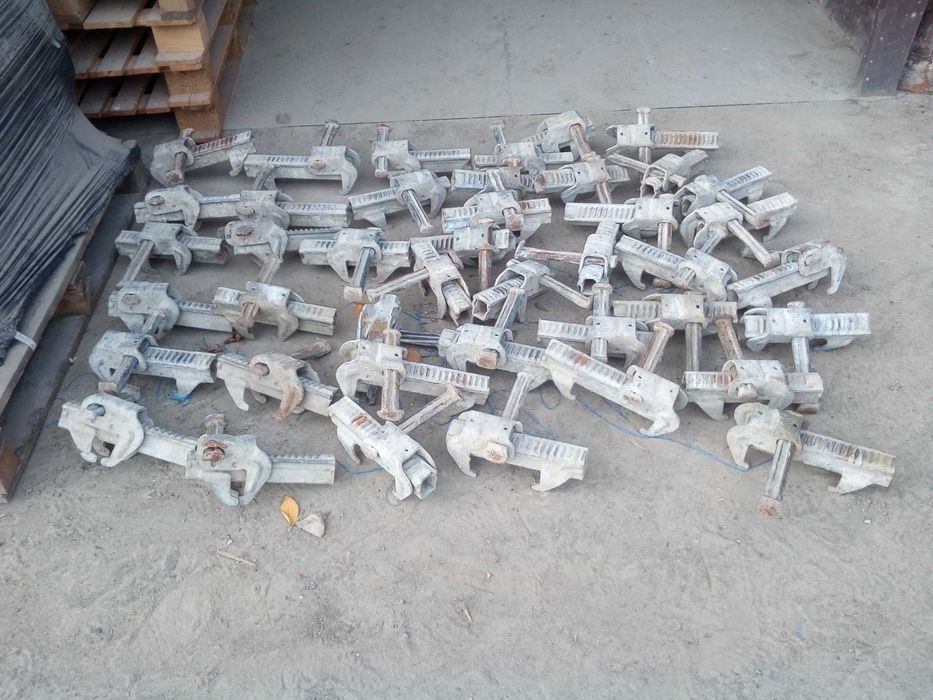 Sprzedam zatrzaski  do płyt PERI