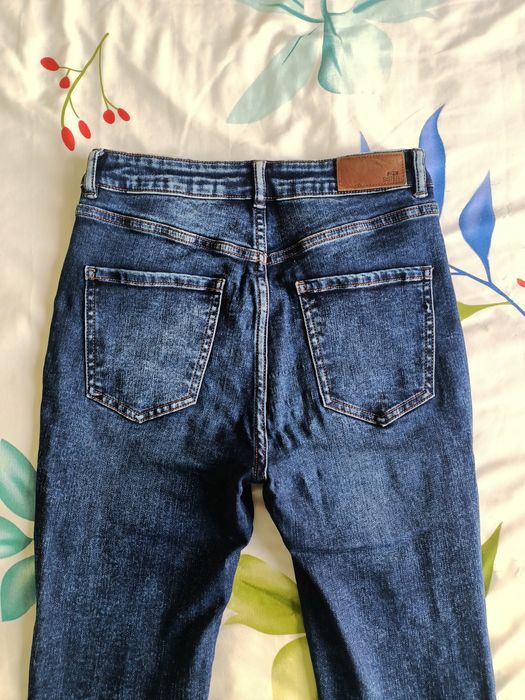 Dżinsy skinny z wysokim stanem przylegające do kostek
