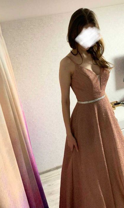 Сукня до випускного або на весілля.