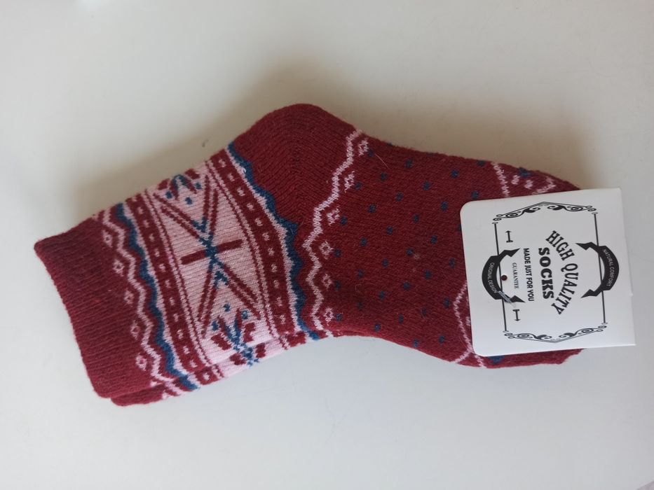 Ciemnoczerwone dziecięce skarpetki we wzory