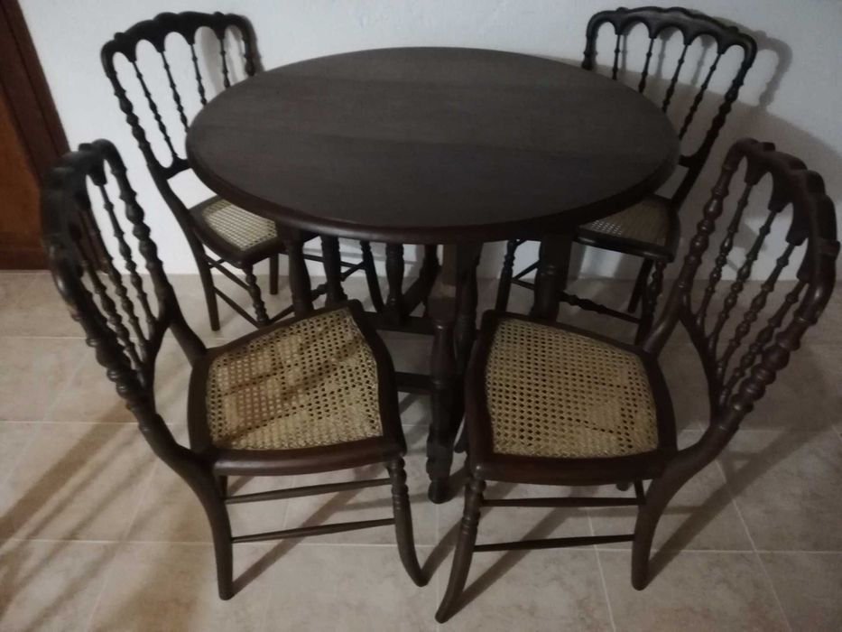 Mesa redonda, com abas