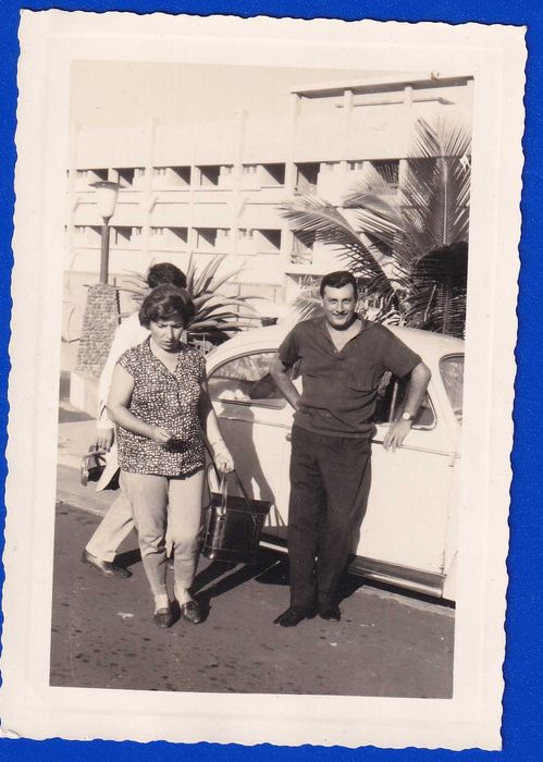 Foto casal c/ VW Carocha e Arquitetura Modernista, Lourenço Marques 1950s