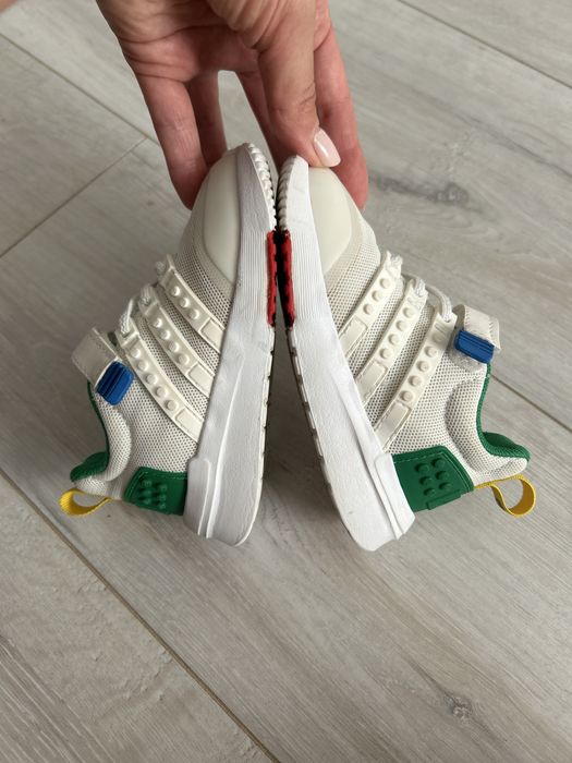Кросівки Adidas.