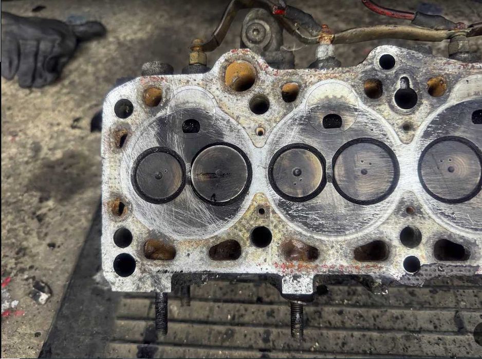 головка блока циліндрів гбц Audi 100 C3 2.0 TD D 069103373S