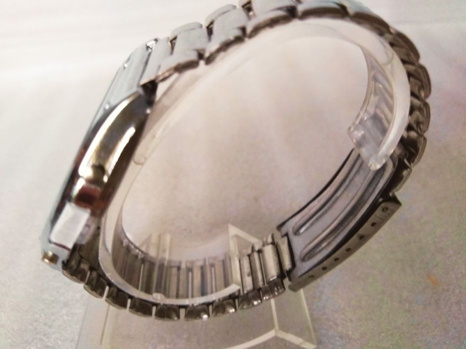 Часы электронные "Sanyo".