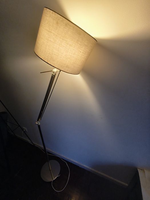 Candeeiro de pé com abajur cinza