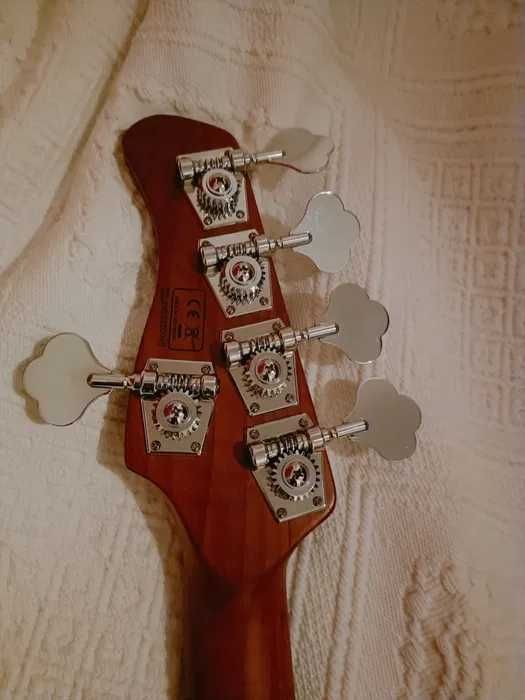 Baixo Marcus Miller V5