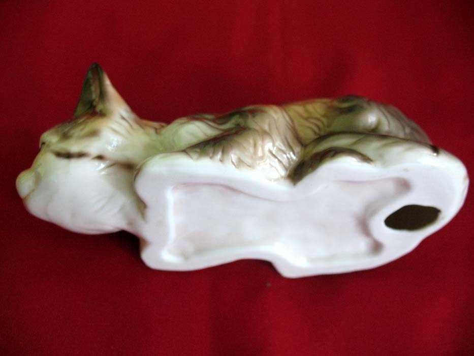 Kot - piękny, przyczajony - Figurka - ceramika - 5 x 14 x 6 cm