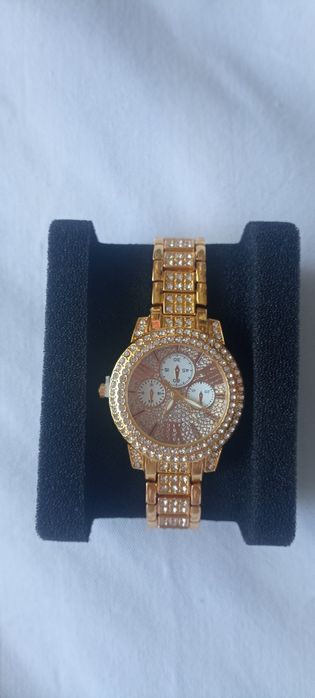 Relógio dourado com brilhantes