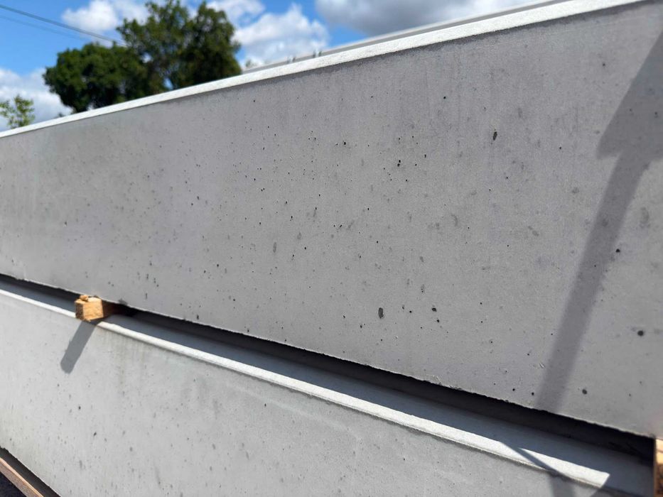 Podmurówka gładka biała beton architekt
