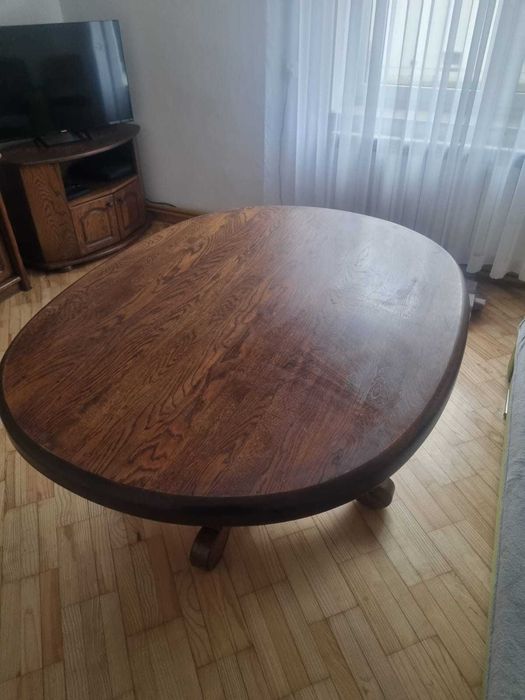 Owalny stół drewniany
