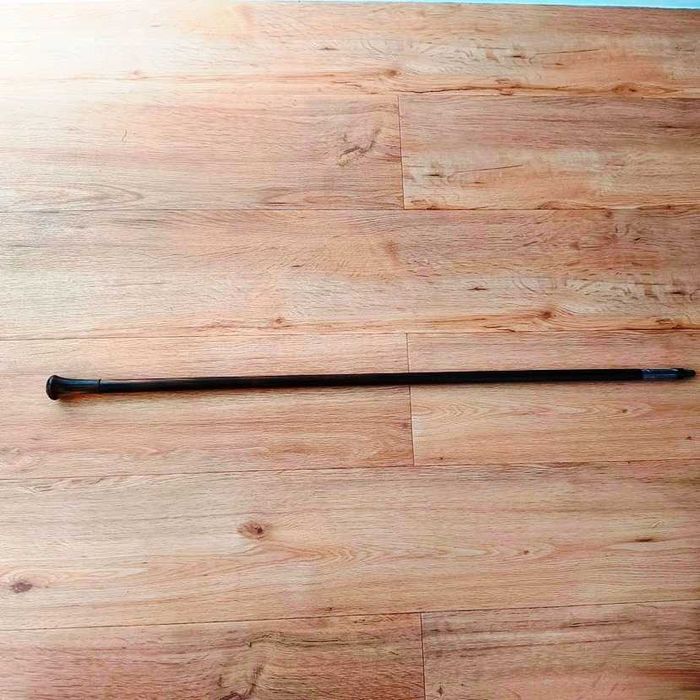 Bengala em madeira maciça de pau-santo, torneada e patinada com castão em chifre
