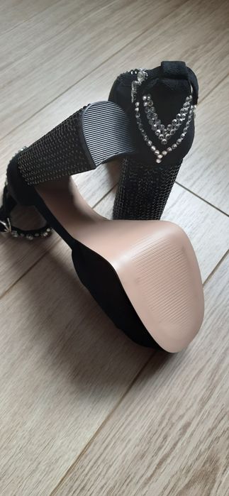 Жіночі трендові босоніжки