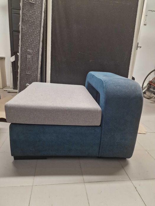 Sofá Individual Estofado em Tecido Bicolor Azul Petróleo e Cinza – Estado Impecável