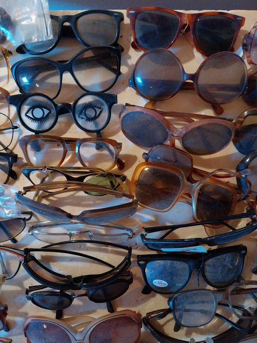 coleção de cerca de 100 óculos do século XX, com algumas relíquias