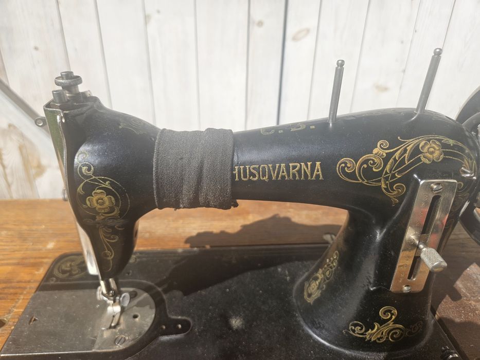 Zabytkowa maszyna do szycia Husqvarna, żeliwne nogi.