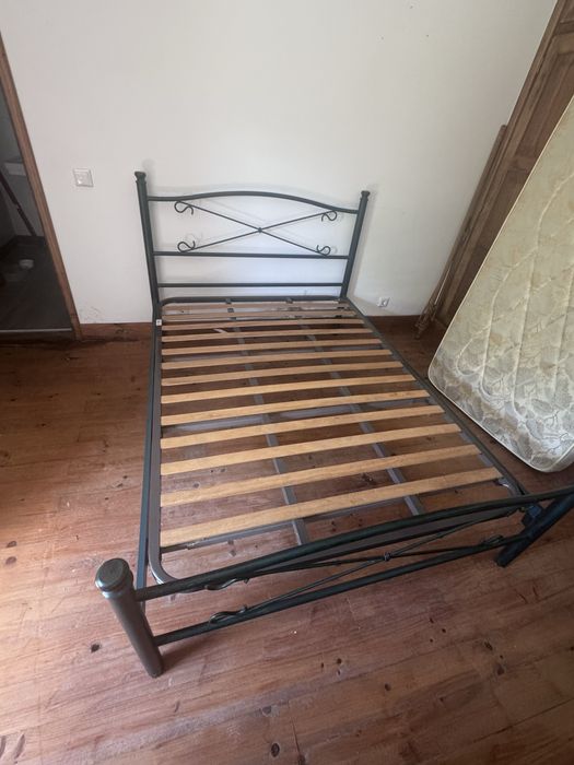 Cama com estrado e colchao