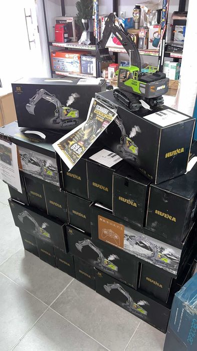 Huina 1661 Escavadeira RC Escala 1:18 2.4G 13CH com Caçamba de Liga Metálica, Luz LED, Spray, Rotação de 380° - Veículo de Controle Remoto Verde