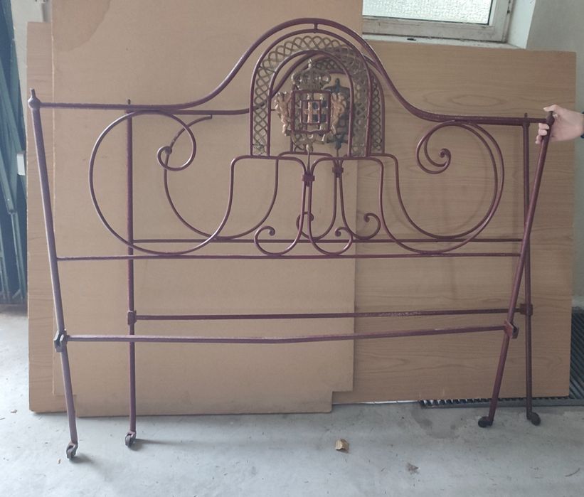 Antiga cama em ferro, casal