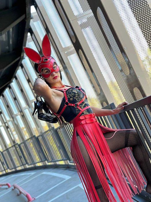 Пояс з бахромою,спідниця червона