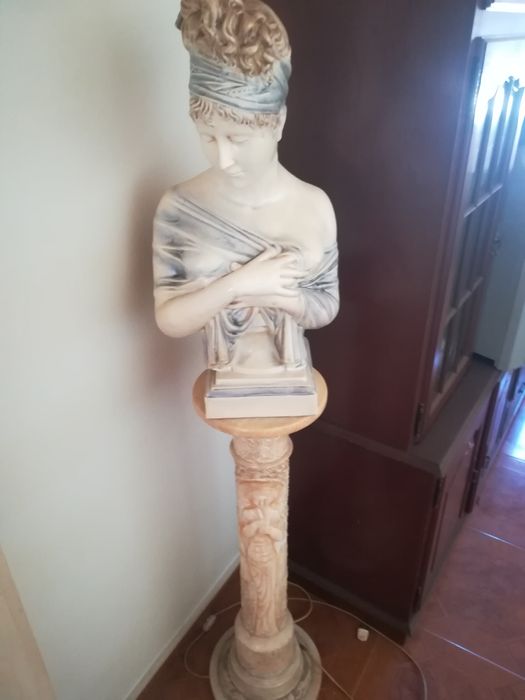 Coluna em mármore electrificada e busto em cerâmica ou alabastro.