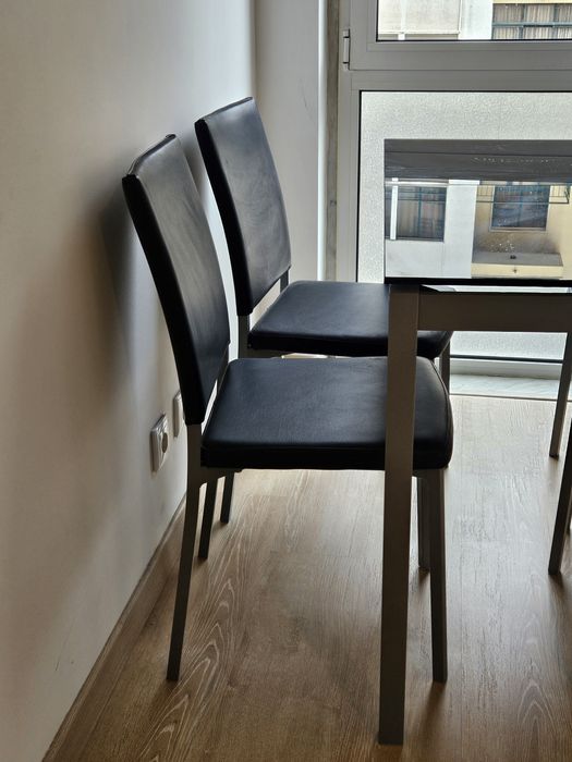 Mesa em vidro preto  e 4 cadeiras