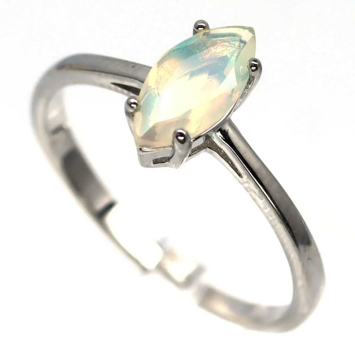 Pierscionek srebrny Naturalny Opal r20