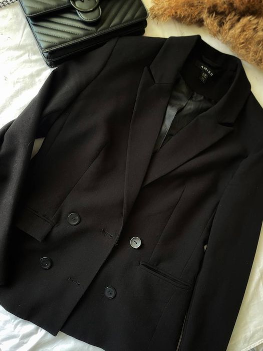 Стильний піджак чорного кольору..