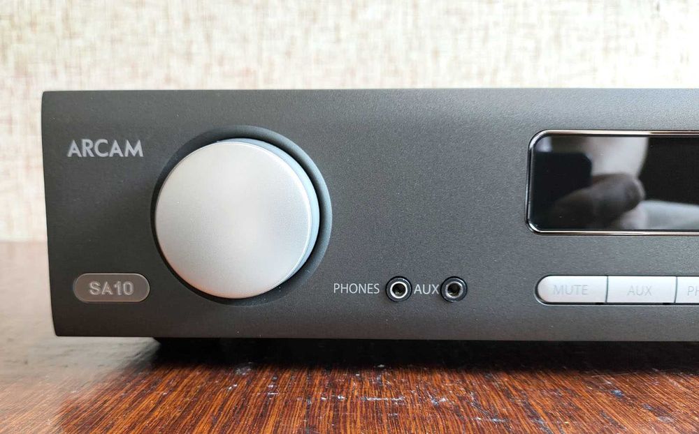 Arcam SA10 усилитель со встроенным ЦАП и фонокорректором производства Англии.