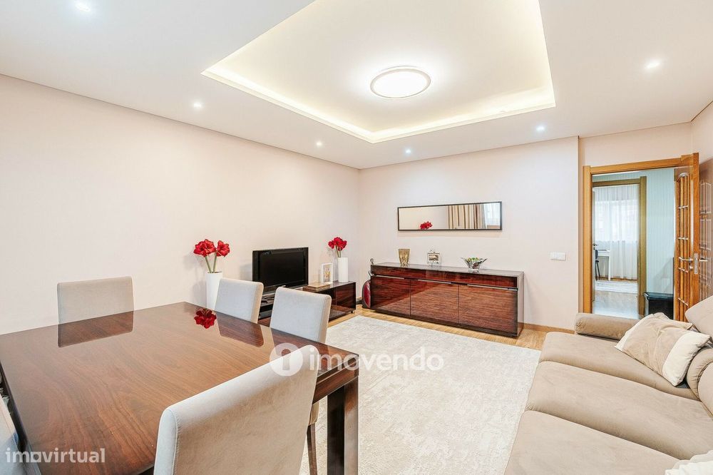 Apartamento T2 remodelado, com cozinha semi-equipada, em Cascais