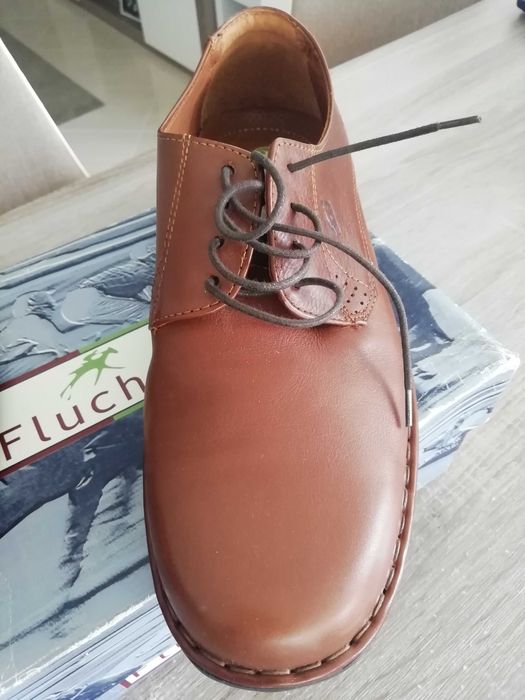 Sapatos novos em pele, fluchos