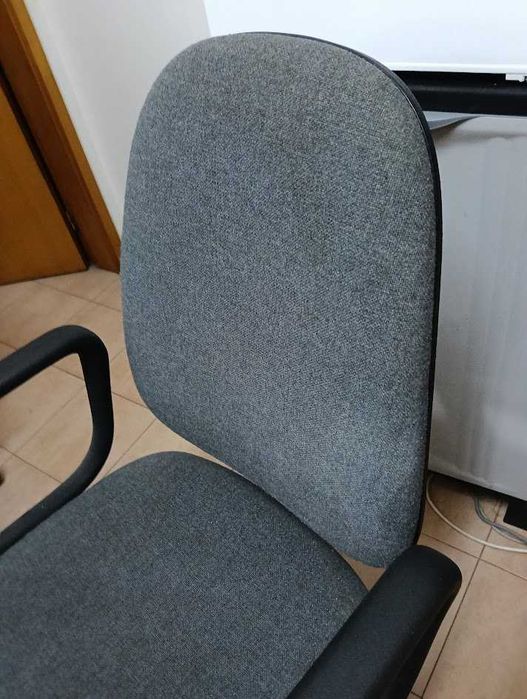 Cadeira de escritório ou quarto de cor cinza