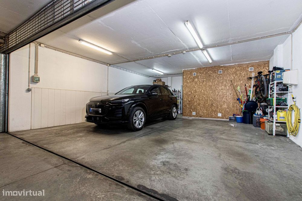 T3 com vista sobre o Jamor, box de 58 m² e condomínio com piscina