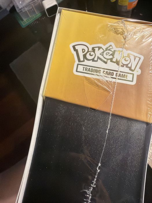 Pokémon ETB 30th Celebration EN – Plástico Rasgado