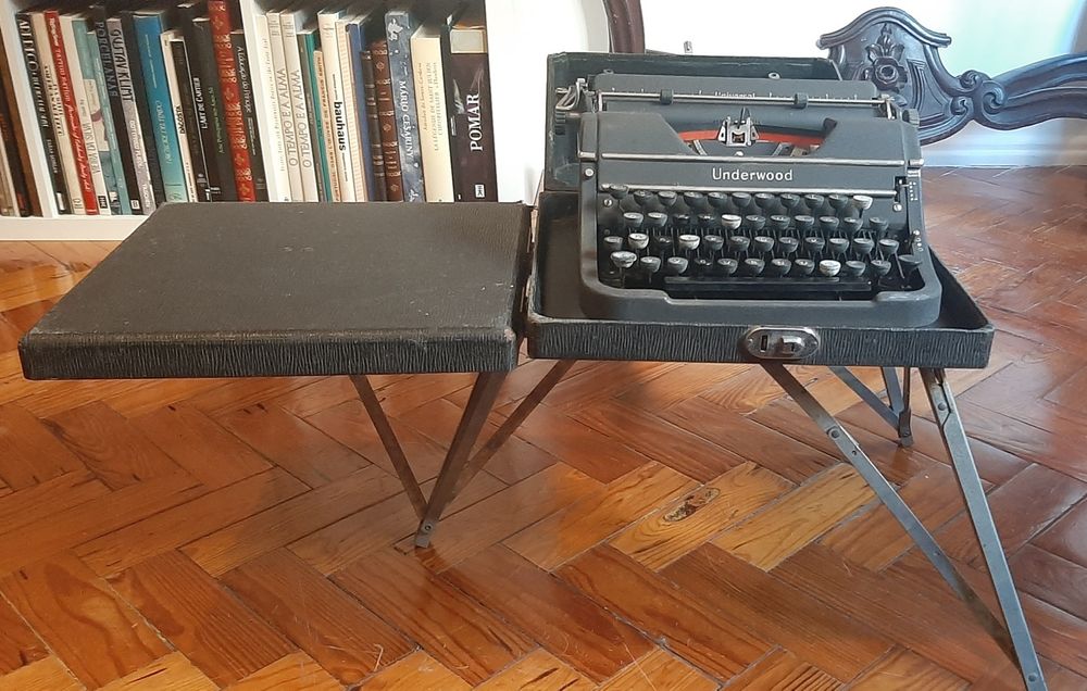 Máquina de escrever Underwood com suporte em tripé articulado. Rara