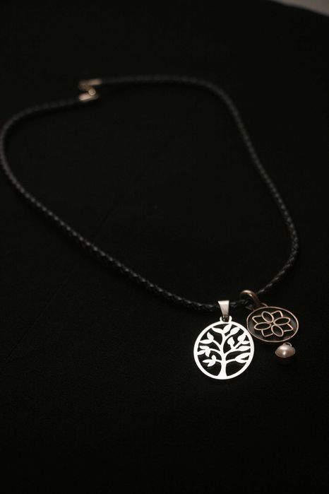 Colar Preto com Pendentes
