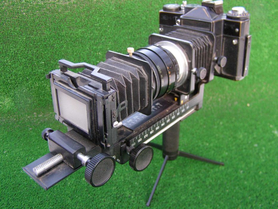 Прилад для мікрофотознімання та перезйомки слайдів