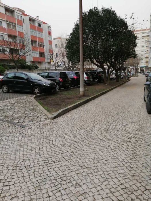 Arrenda-se loja/armazém/escritório na Bobadela