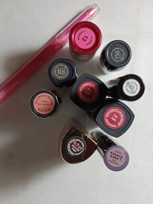 Помады, карандаши, новые.