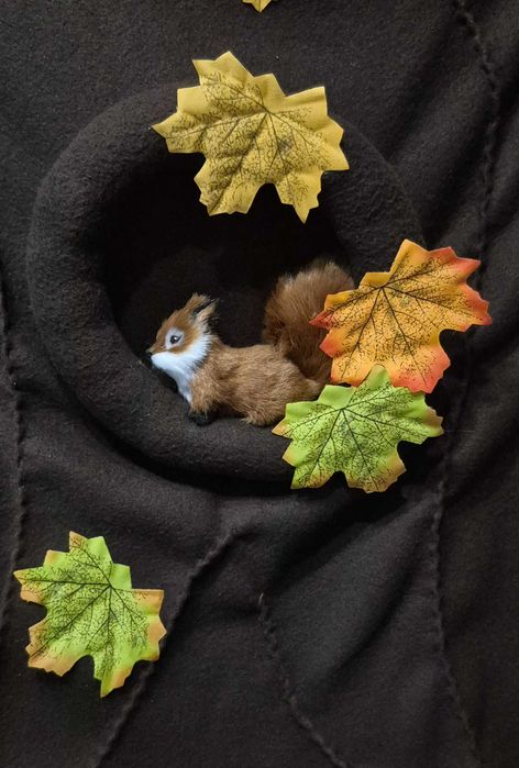 Pani Jesień strój przebranie drzewo z dziupla i wiewiórką