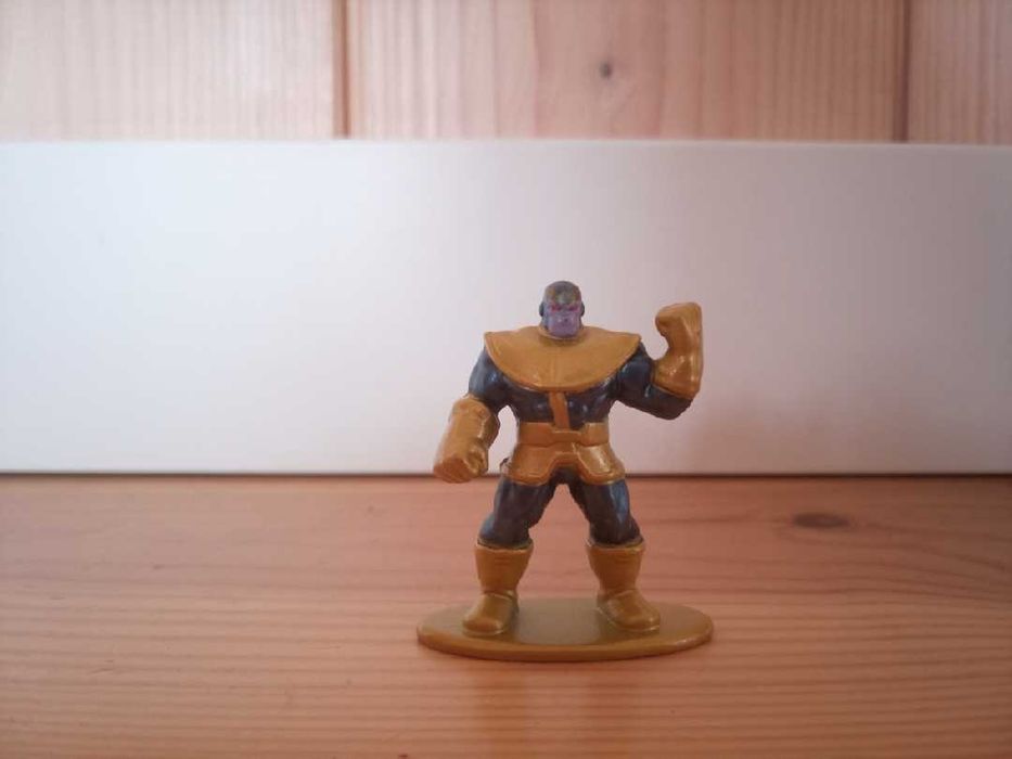 metalowa figurka thanosa