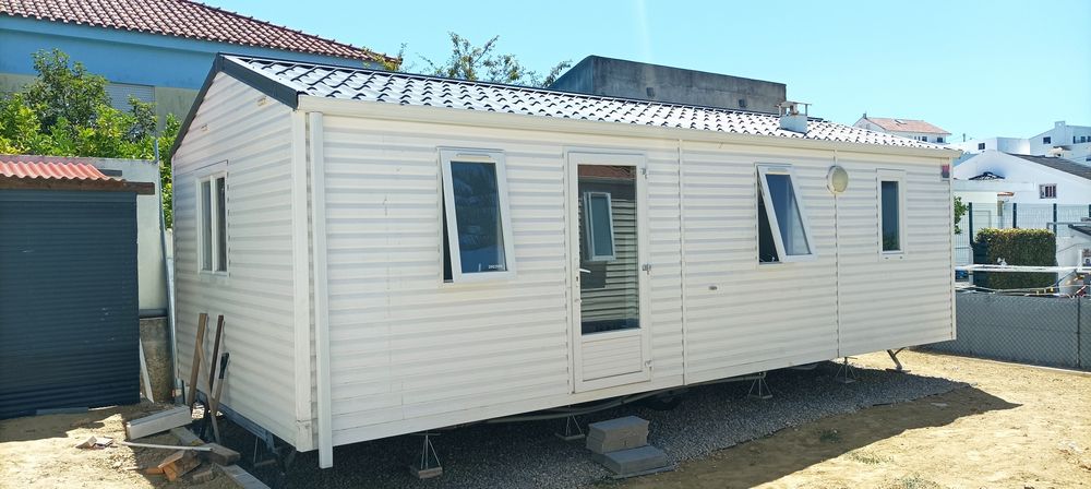 Casa móvel com três quartos no Funchalinho, Caparica.