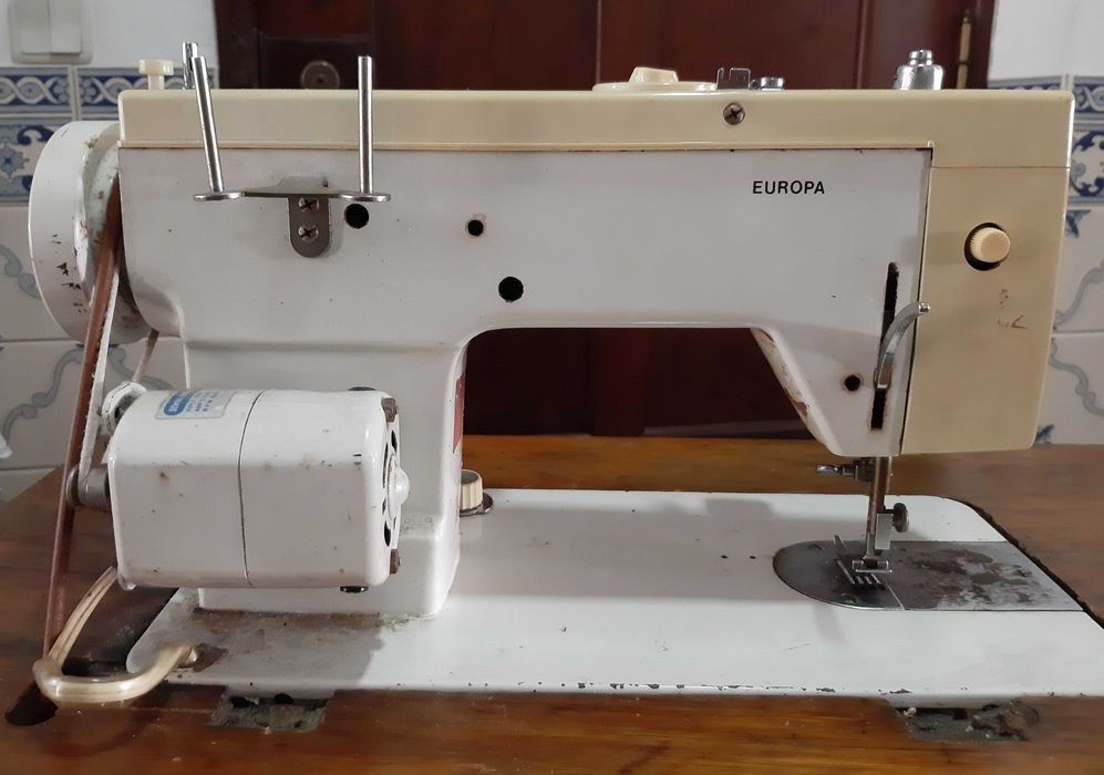 Máquina de costura e bordar64398357465985126